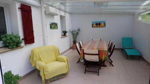 a dining room with a table and chairs at Appartement en rez de chaussee de maison in Espelette