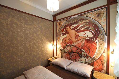 a bedroom with a painting on the wall and a bed at Apartamenty Klejnot Sopotu in Sopot