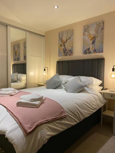 Voodi või voodid majutusasutuse Sawley in the Forest of Bowland - cosy cottage. toas