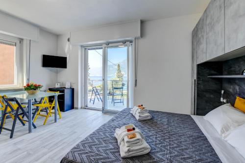 Posteľ alebo postele v izbe v ubytovaní Studio Baldo - Brenzone Holiday Apartments