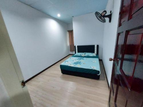 a bedroom with a bed in the corner of a room at Ren-Hana Kundasang in Kundasang