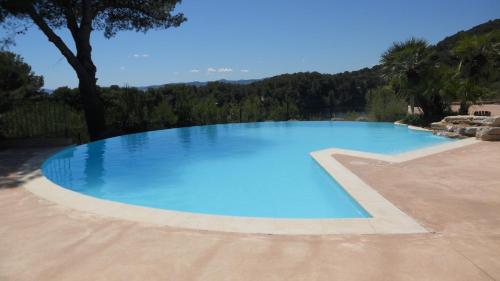 une grande piscine avec de l'eau bleue dans l'établissement Le DRAMONT Appartement vue panoramique MER LAC FORET, à Saint-Raphaël