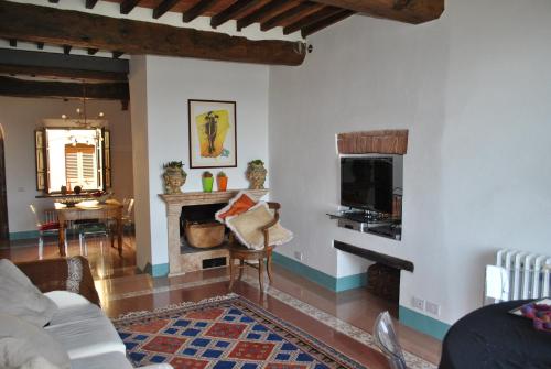 Casa Marelli في كاستيلموتْسْيو: غرفة معيشة مع أريكة ومدفأة