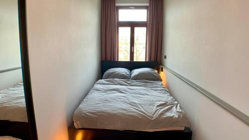 Säng eller sängar i ett rum på cosy and modern in vibrant west leipzig