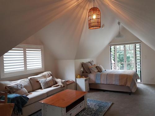 uma sala de estar com uma cama e um sofá em Mountain Studio Escape em Mount Tamborine