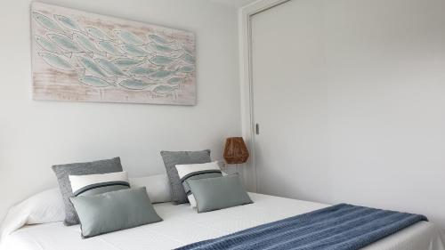 A bed or beds in a room at Apartment Formentor with sea view, pool & terrace in Canyamel