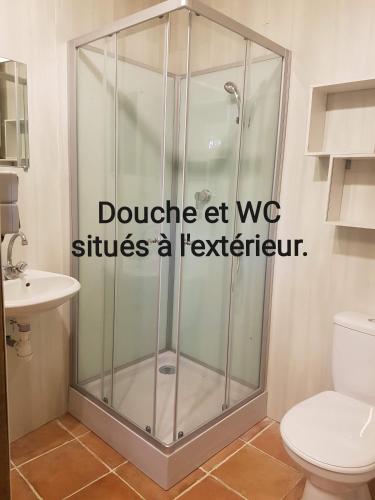 une cabine de douche dans une salle de bains avec les mots donnés à wwic frappe un technicien dans l'établissement Écuries de Laramière, à Laramière