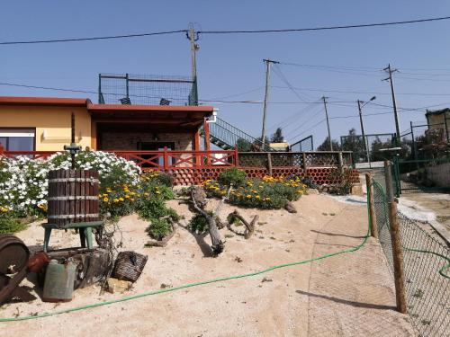 un giardino fiorito di fronte a un edificio di Varandas da Serra II a Vila Franca de Xira