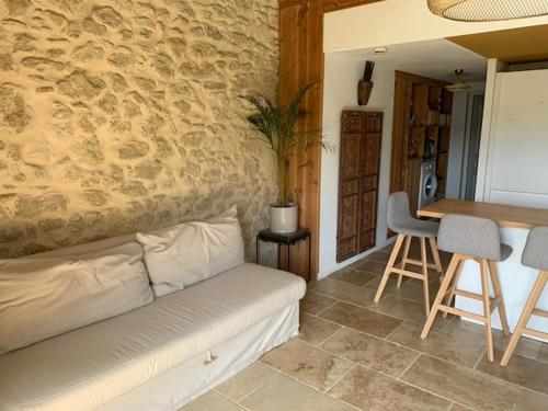 sala de estar con sofá y mesa en Domaine Sesquier Mas d'exception Hibiscus en Mèze