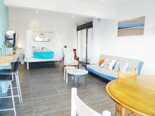 una sala de estar con un sofá y una mesa en Al Aire Del Mar, en San Vicente de la Barquera