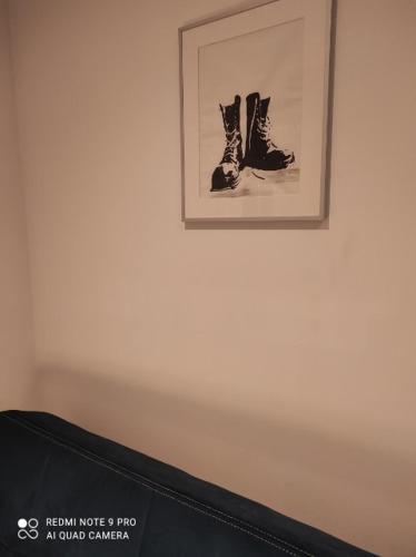 une photo de chaussures accrochées à un mur dans l'établissement U szewca, à Łódź