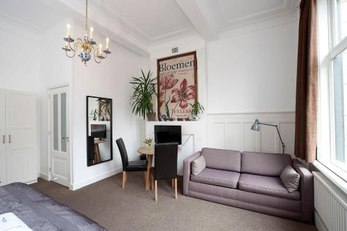 a living room with a couch and a table at Bed & Breakfast Hotel Malts in Haarlem