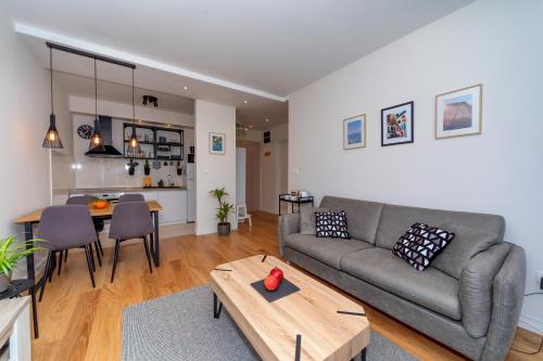 a living room with a couch and a table at Les appartements Privés Bar in Bar