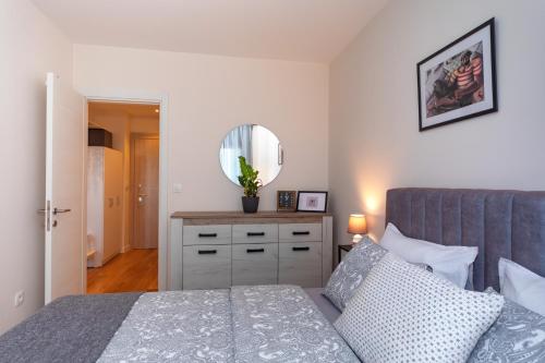a bedroom with a bed and a mirror on the wall at Les appartements Privés Bar in Bar