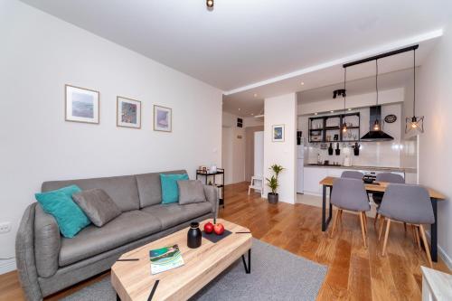 a living room with a couch and a table at Les appartements Privés Bar in Bar