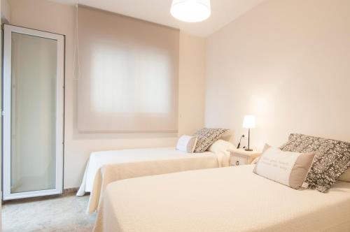 A bed or beds in a room at Sea view apartment, shared pools, Estepona, 60 m²