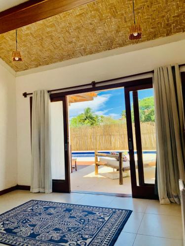 an open door with a view of the beach at Villa Ferradura Mar in Búzios