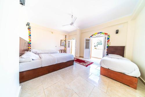 Un pat sau paturi într-o cameră la Bob Marley Guest House