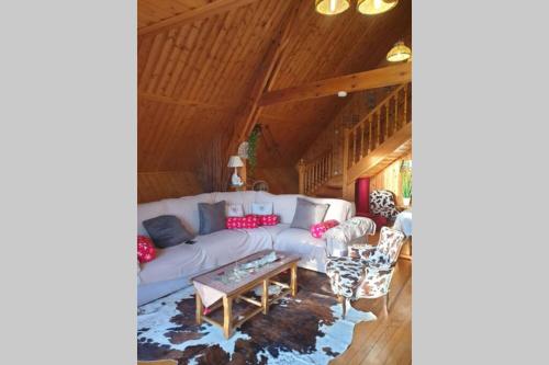 Χώρος καθιστικού στο Authentique chalet vue sur le lac et les pistes