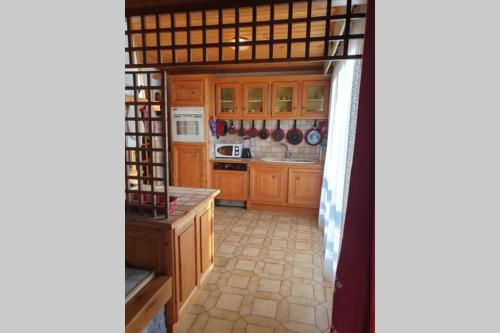 Η κουζίνα ή μικρή κουζίνα στο Authentique chalet vue sur le lac et les pistes