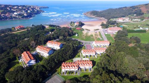 una vista aerea di un resort vicino all'oceano di Apartamentos La Arena a Isla