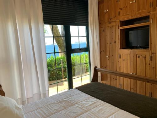 Ένα ή περισσότερα κρεβάτια σε δωμάτιο στο Casas 1ª línea ría de Vigo