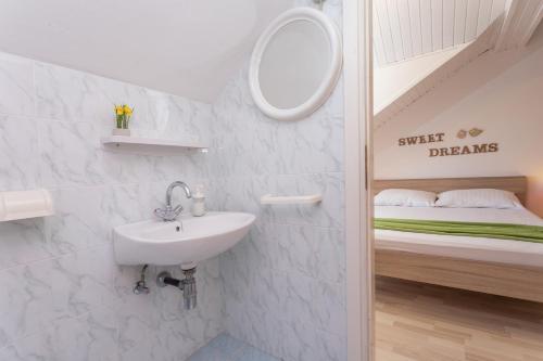 Um banheiro em Apartments Marija Bibić