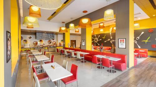 Ein Restaurant oder anderes Speiselokal in der Unterkunft ibis Gurgaon Golf Course Road - An Accor Brand 