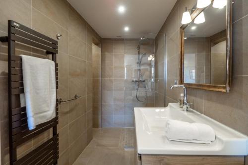 une salle de bain avec un lavabo et une douche dans l'établissement Charmant appartement spacieux pour 6P vue mer vieil Antibes, à Antibes