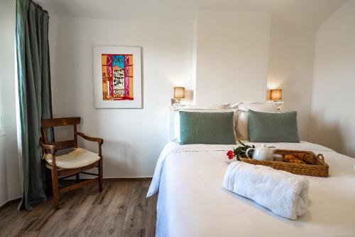 a bedroom with a bed with a basket of bread at Charmant appartement spacieux pour 6P vue mer vieil Antibes in Antibes