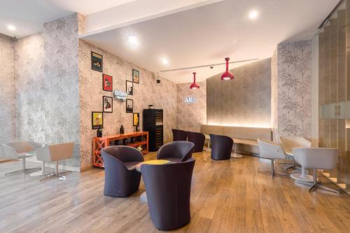 Ein Sitzbereich in der Unterkunft ibis Gurgaon Golf Course Road - An Accor Brand