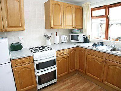 A kitchen or kitchenette at Moonrakers 