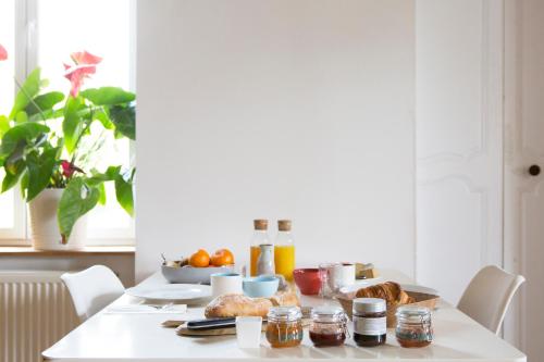 een tafel met gebak en andere voedingsmiddelen erop bij Chateau Saint Martin B&B in Pouillon