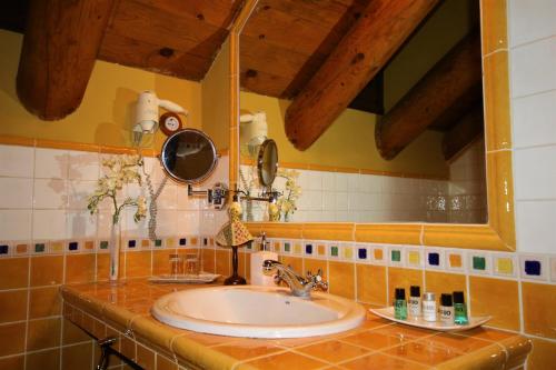 Ett badrum på Hotel Rural El Mirador de los Pirineos