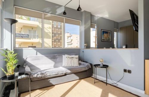una camera con un letto e una grande finestra di Beautiful LOFT With Private Parking ad Atene
