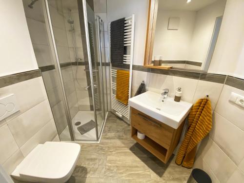a bathroom with a toilet sink and a shower at Ferienresidenz Cuxhaven in Cuxhaven
