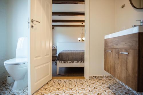 1 dormitorio y baño con aseo. en Lindegaarden Kollund, en Kruså