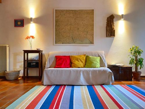 a white couch with colorful pillows on a colorful rug at Bed & Breakfast Ligont in Budòio