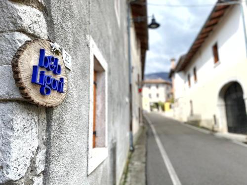 a sign on the side of a building that says lion lion at Bed & Breakfast Ligont in Budòio