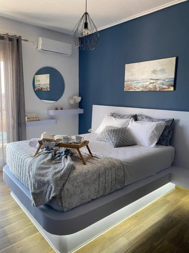 Ένα ή περισσότερα κρεβάτια σε δωμάτιο στο Kalamata Seaside Getaway, Into the Blue Luxury Suite