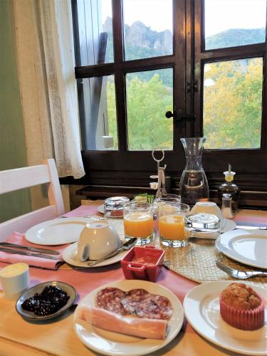 una tavola ricoperta di piatti di cibo e succo d'arancia di Hotel Rural El Mirador de los Pirineos a Santa Cruz de la Serós