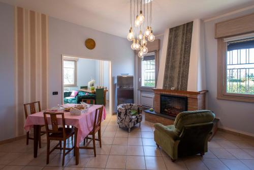 Eco Dolce Casetta B&B في فاينسا: غرفة معيشة مع طاولة ومدفأة