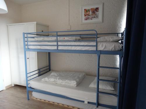 a couple of bunk beds in a room at Vakantieappartment Duplex Aquadelta in Bruinisse