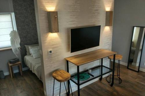 A television and/or entertainment center at APARTAMENT Inspiracja