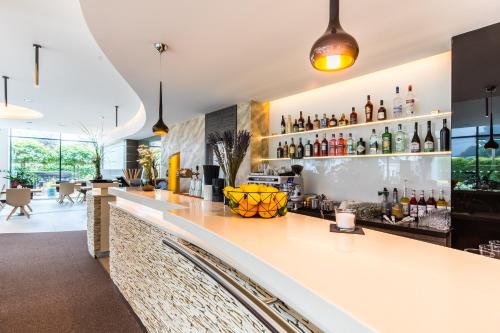 bar w hotelu z butelkami na ścianie w obiekcie Pierre Hotel w mieście Pardubice