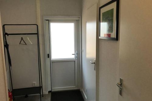 un couloir avec un miroir et une porte avec une fenêtre dans l'établissement Japanse bostuin met Wifi, à Lochem