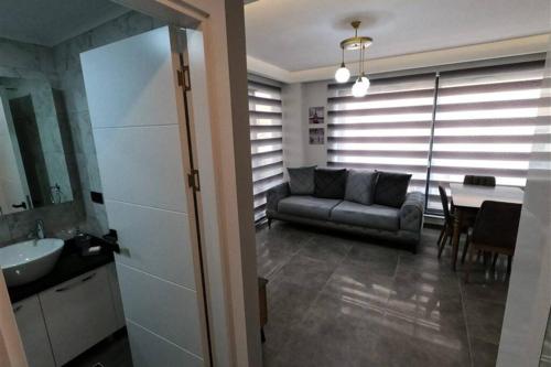 un soggiorno con divano e tavolo di Aura Home just 100 meters to Kleopatra Beach a Alanya