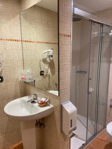 een badkamer met een wastafel en een douche bij Hostal Montaña in Alins