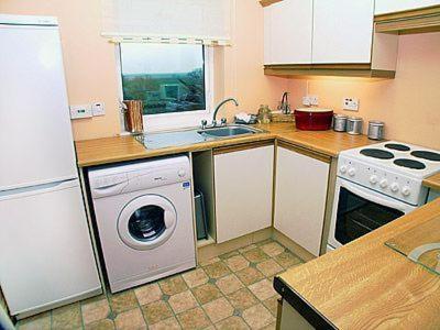 A kitchen or kitchenette at Bees Cottage 