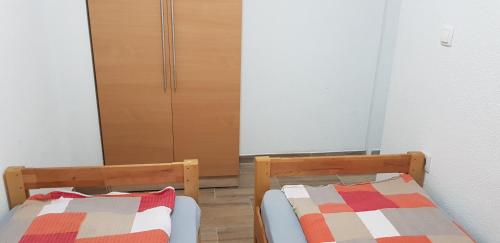 um quarto com 2 camas e um closet em Apartman za dvoje em Travnik